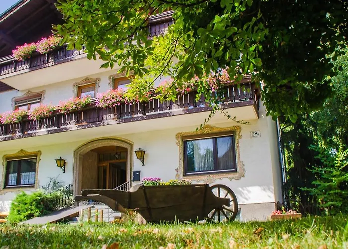 フリューシュテュクペンション ヘルムホフ 2*